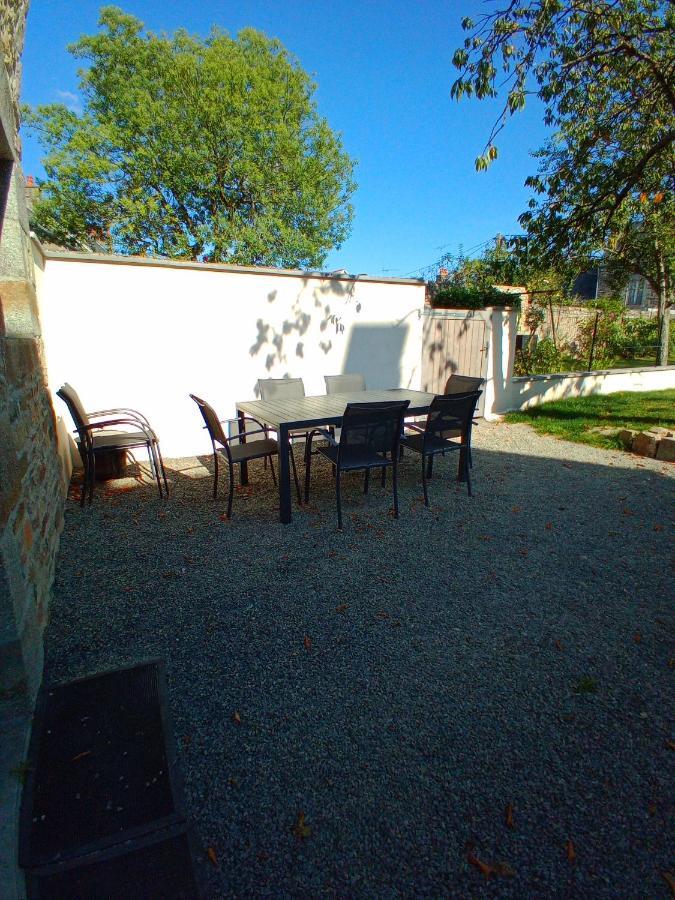 Gite Montoise Genêts Exterior foto